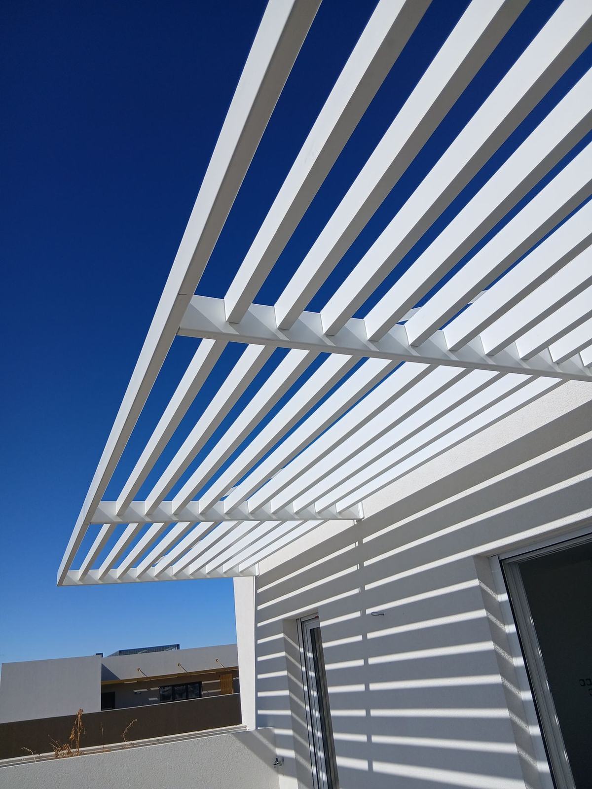 Pergola métallique blanche vue en contre-plongée